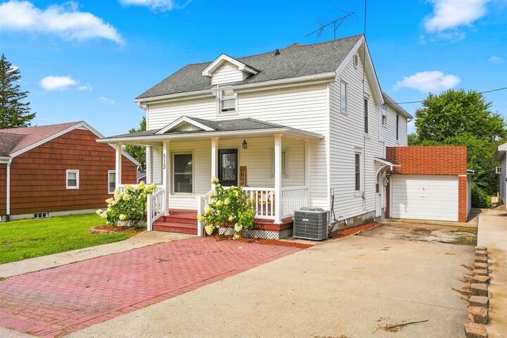 Property Photo:  513 Commercial Street  IA 52076 