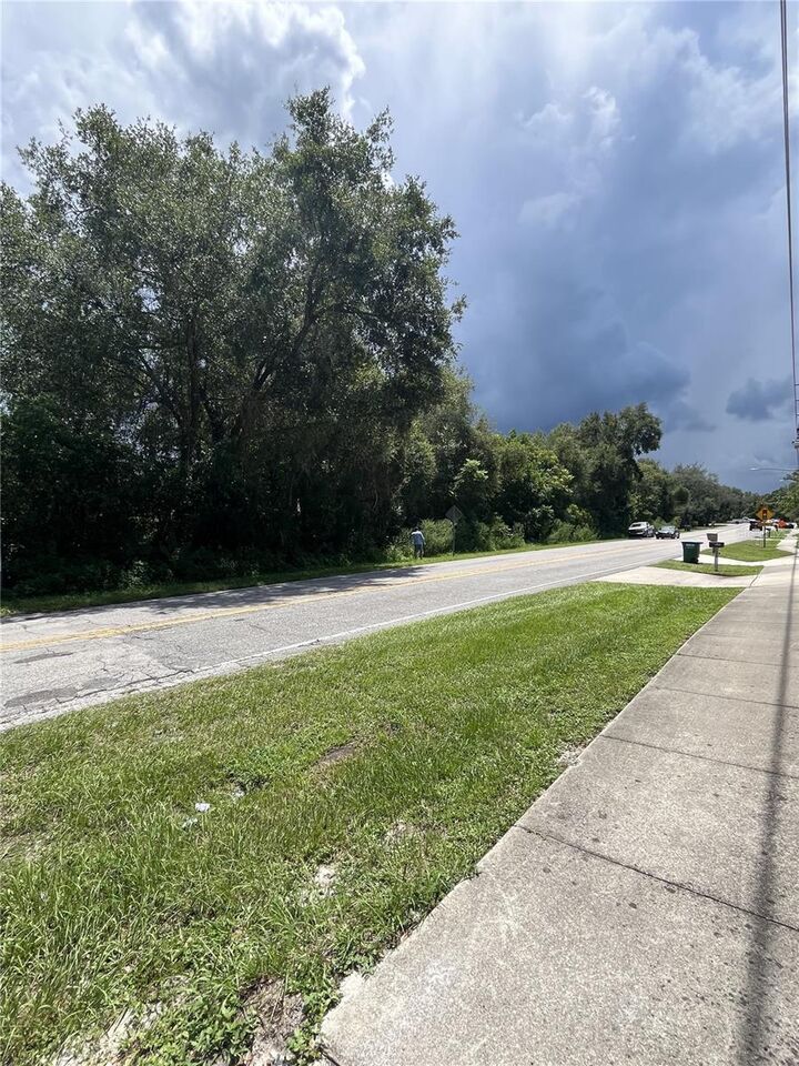 Property Photo: 839 Lark Court FL 32725
