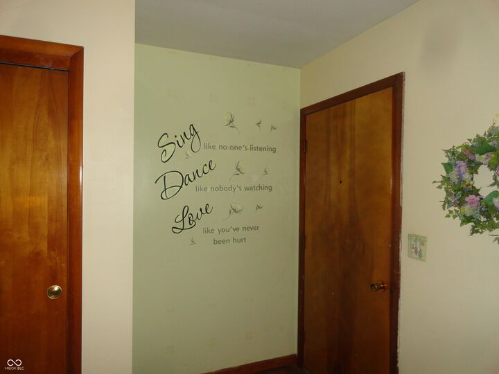 Property Photo:  406 Colvin Court  IN 47274 
