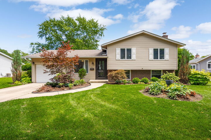 Property Photo: 1017 N Timberlea Drive IL 60067