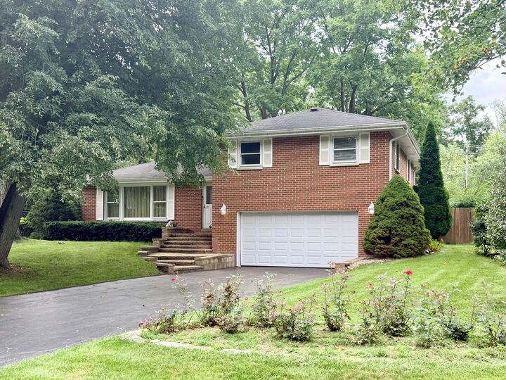 Property Photo:  926 Valley Road  IL 60045 