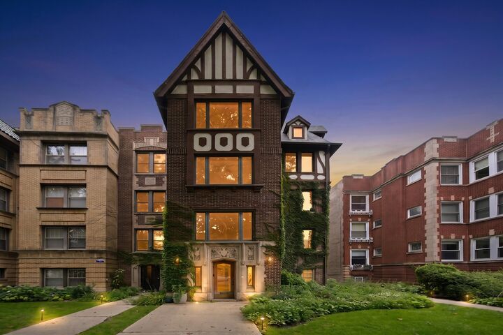 Property Photo: 1354 W Greenleaf Avenue 1B IL 60626