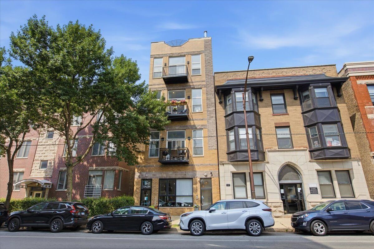 Property Photo: 2448 N Southport Avenue 3 IL 60614