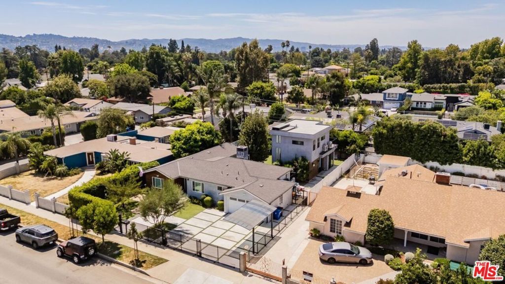 Property Photo:  5509 Woodman Avenue  CA 91401 