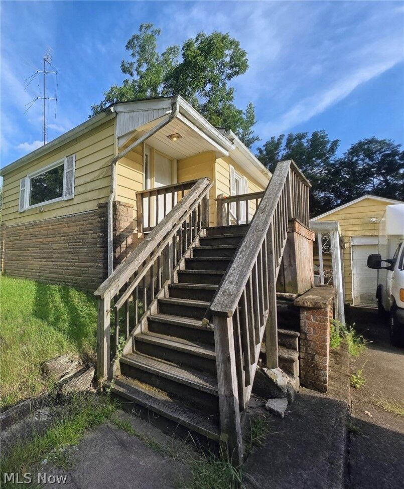 Property Photo:  2838 Draper Street SE  OH 44484 