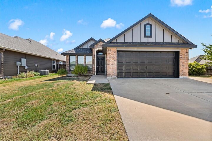 Property Photo:  10816 Kestrel Court  TX 76708 