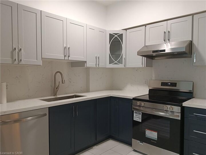 Property Photo: 3055 Elmcreek Road 5 ON L5B 4J9