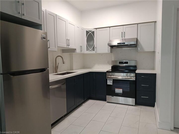 Property Photo:  3055 Elmcreek Road 5  ON L5B 4J9 