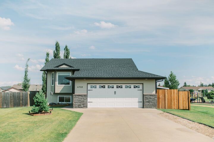 Property Photo:  6702 43 Avenue Close  AB T4K 1K6 