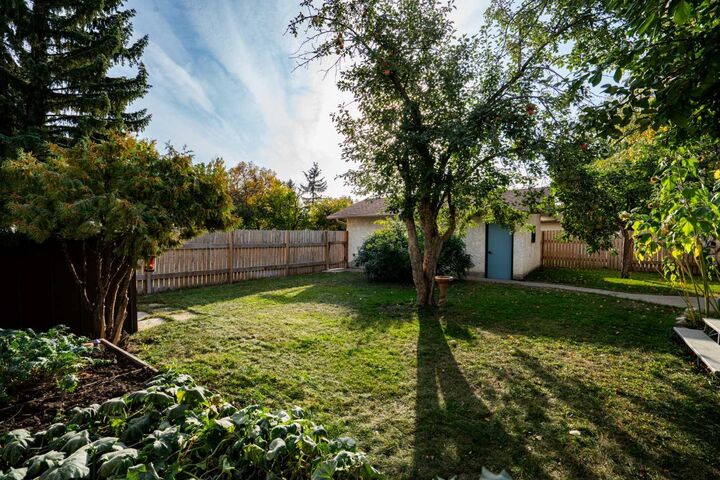 Property Photo: 6209 42 Avenue AB T4V 2W8