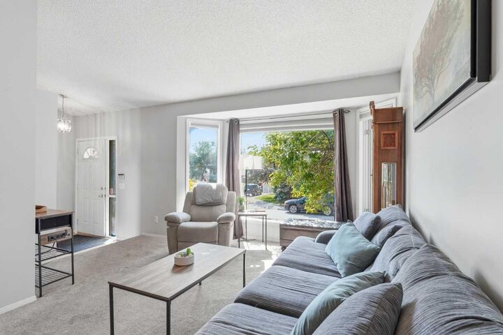 Property Photo:  271 Erin Meadow Close SE  AB T2B 3E4 