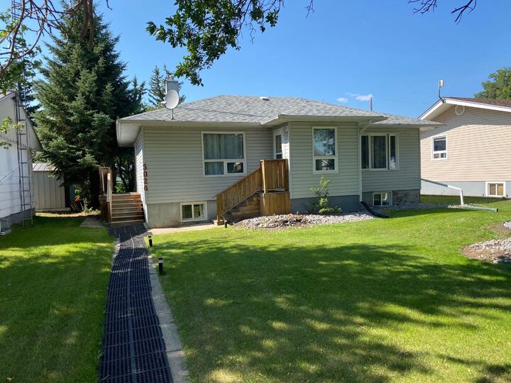 Property Photo:  5026 47 Street  AB T0B 1A0 