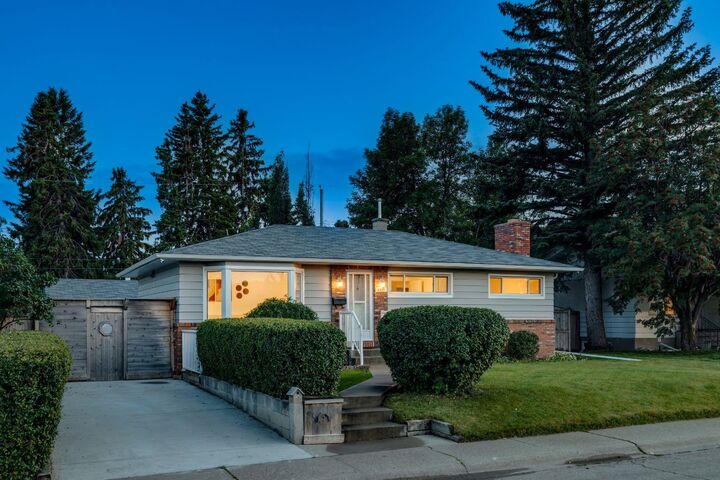 4927 10 Avenue SW — photo 1