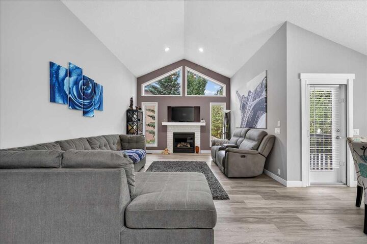 Property Photo: 212 Cresthaven Place SW AB T3B 5W4