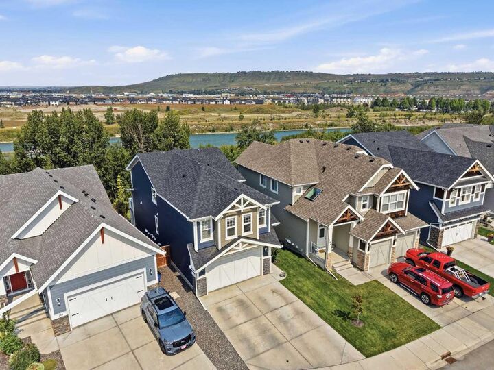 Property Photo: 190 Riviera View AB T4C 0Z1