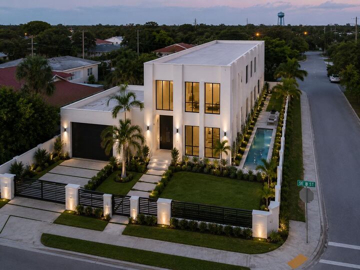Property Photo:  310 SE 8th Street  FL 33483 