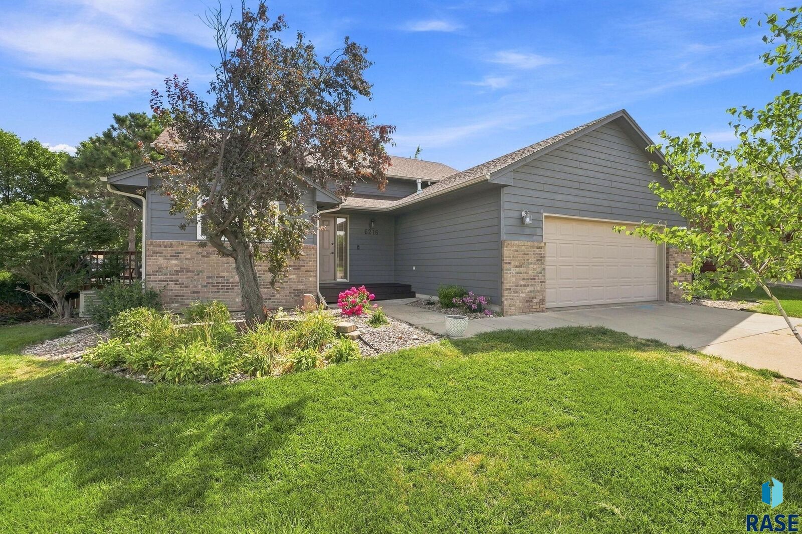 Property Photo:  6216 S Mogen Ave  SD 57108-5701 