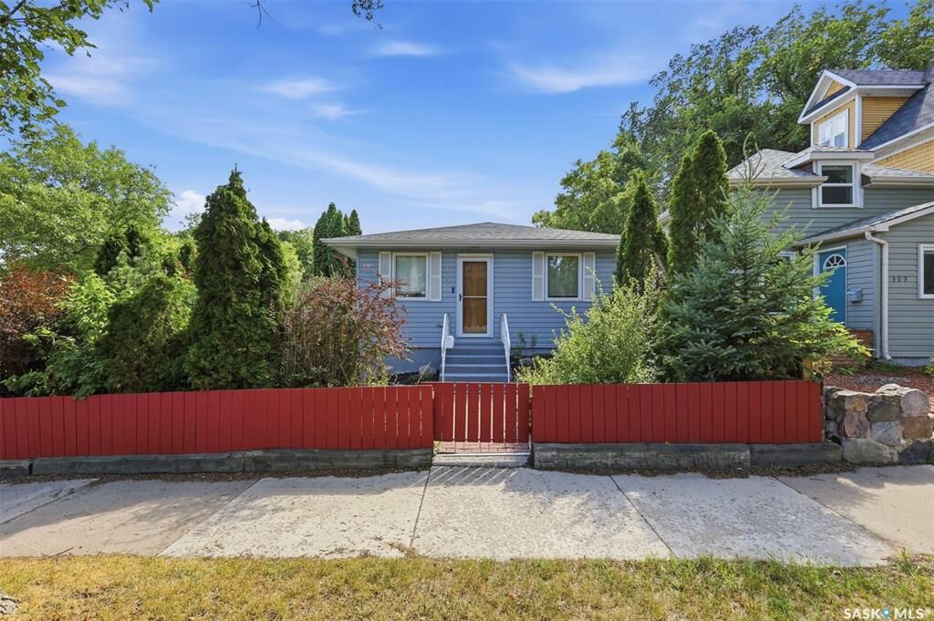 Property Photo:  301 29th Street W  SK S7L 0M2 