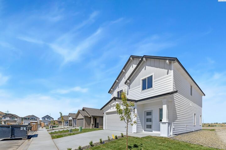 Property Photo: 206 N Dewberry Pl WA 99336