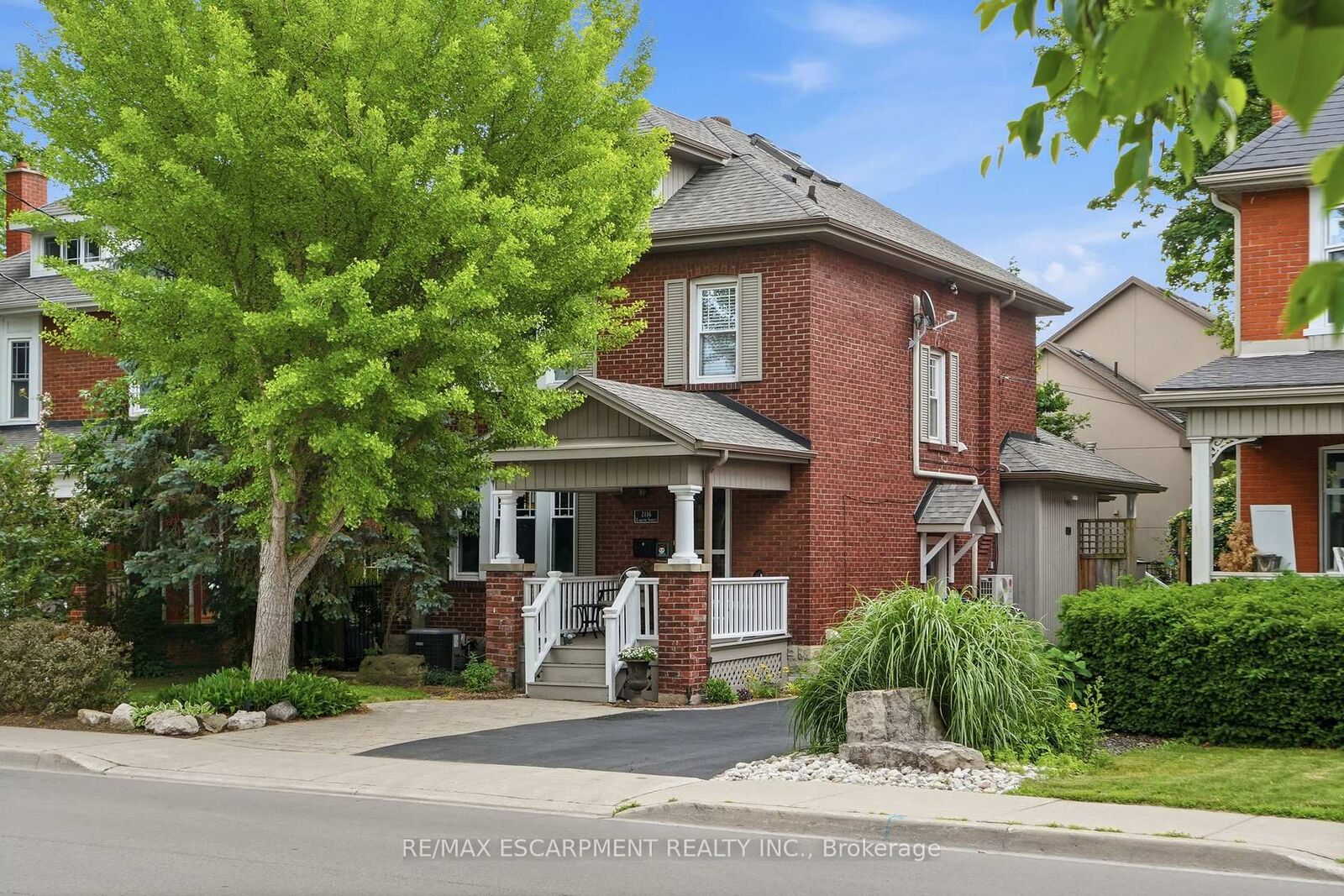 Property Photo: 2116 Caroline Street ON L7R 1L8