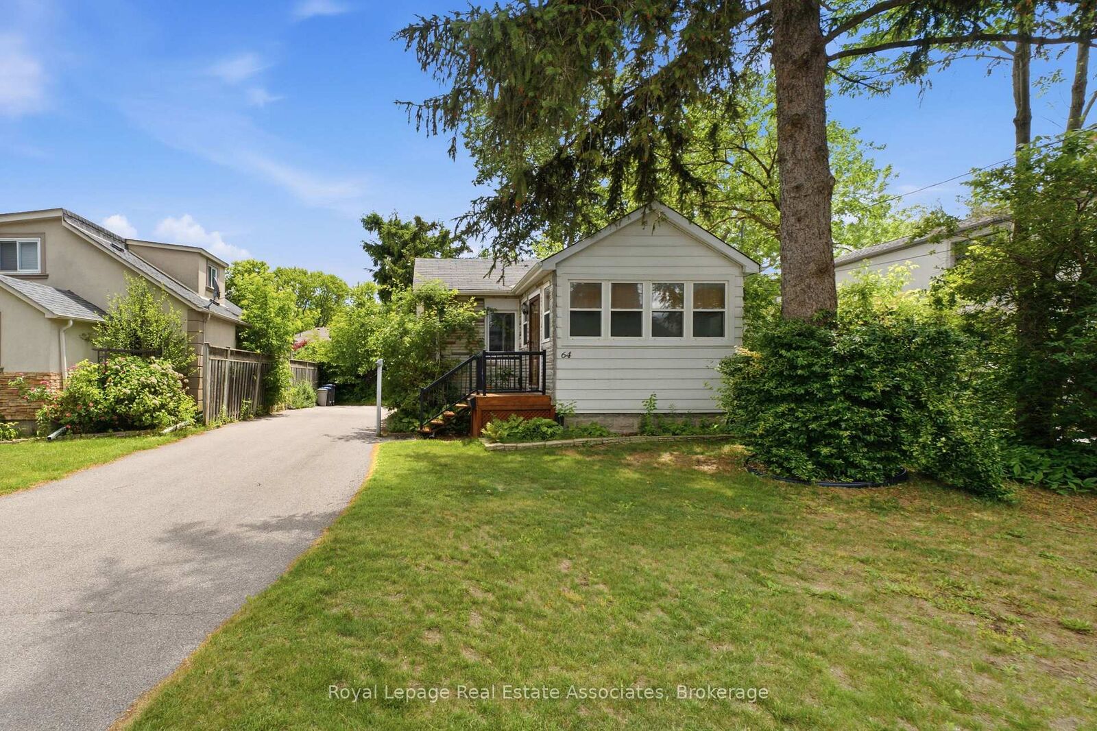 Property Photo: 64 Eaglewood Boulevard ON L5G 1V4