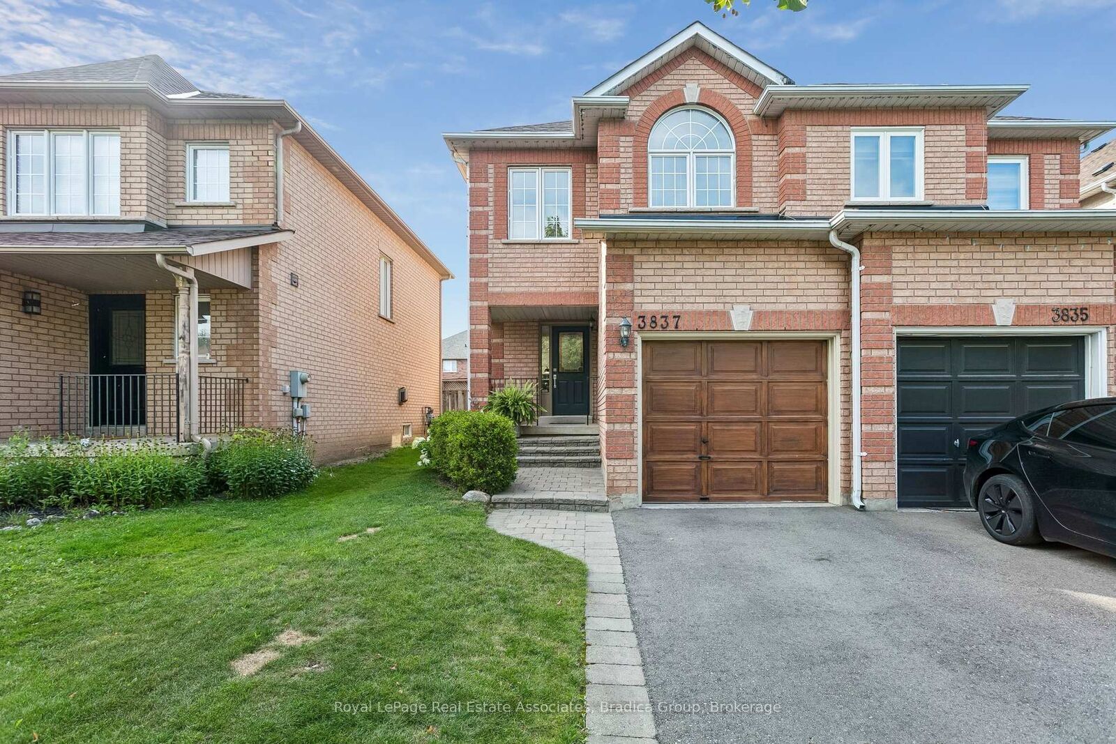 Property Photo: 3837 Forest Bluff Crescent ON L5N 7V1