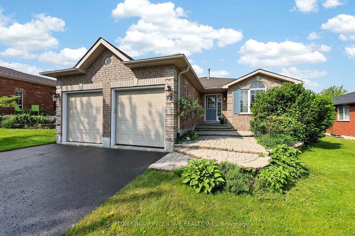 Property Photo: 101 Lion's Gate Boulevard ON L4M 7E5