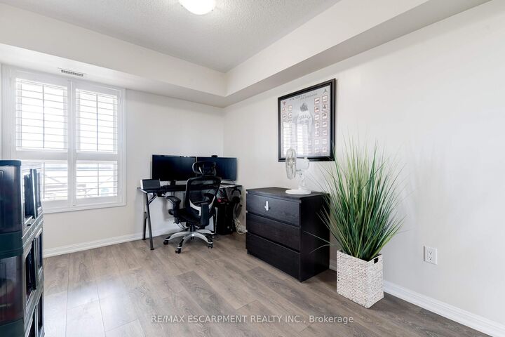 Photo de la propriété:  1045 Nadalin Heights 406  ON L9T 8R5 