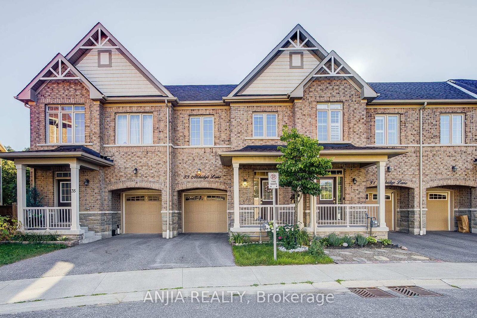 Property Photo: 33 Aldridge Lane ON L1B 0V6