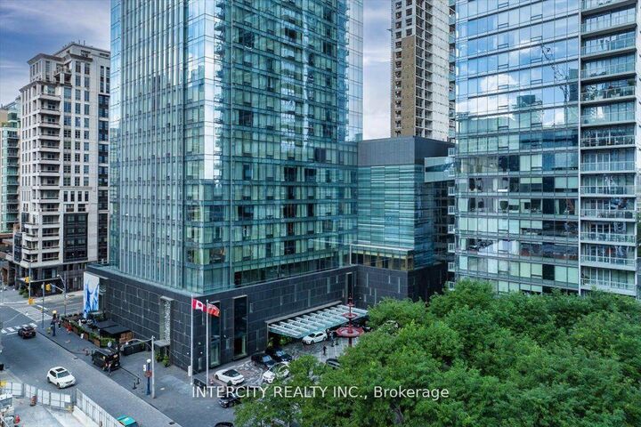 50 Yorkville Avenue 4001 — photo 1
