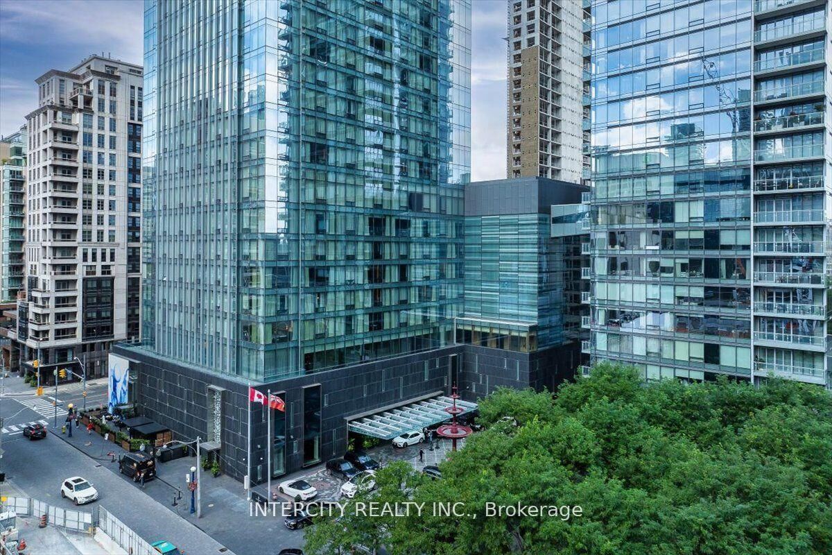 Property Photo: 50 Yorkville Avenue 4001 ON M4W 0A3