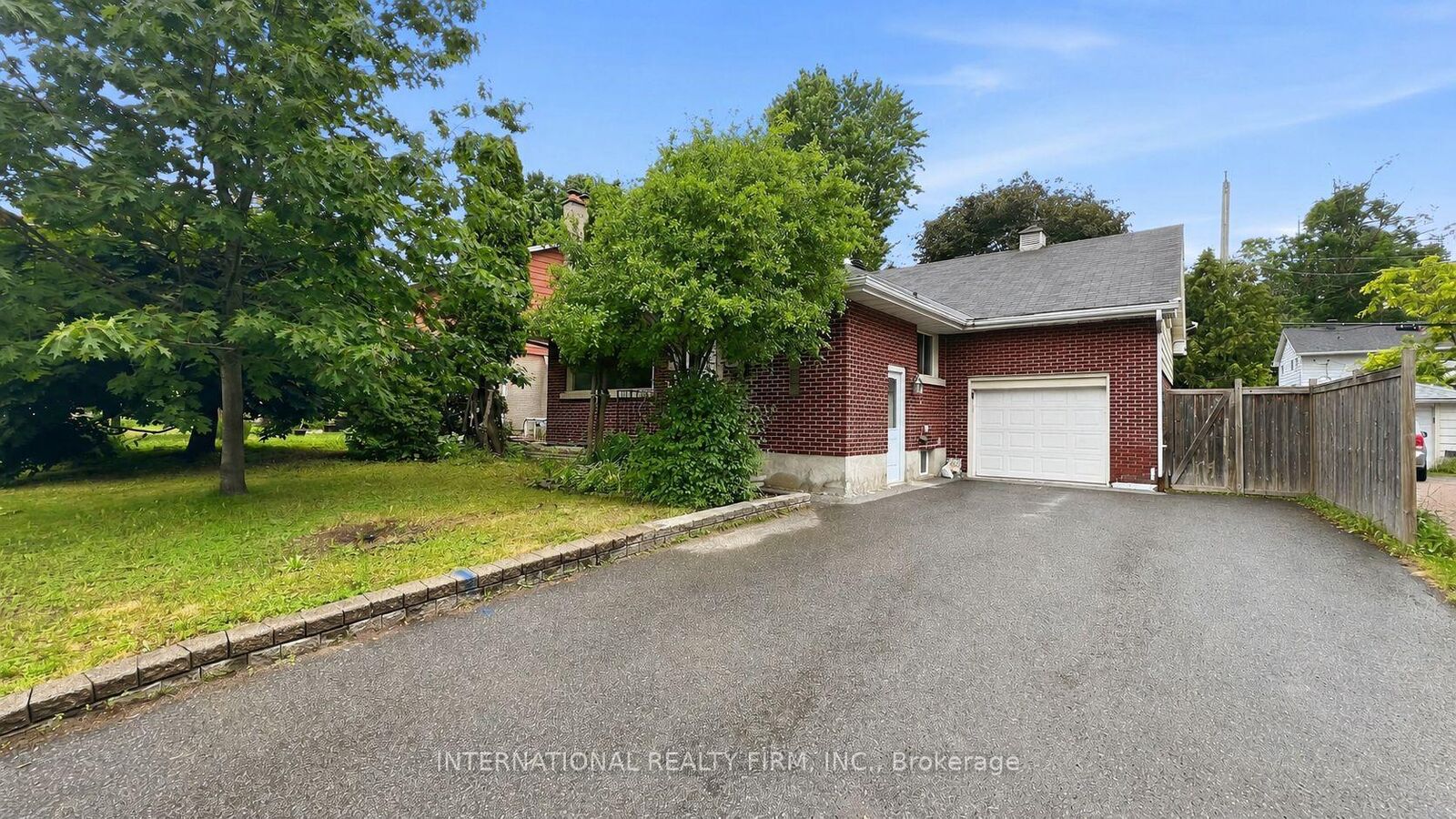 Property Photo:  1213 Erindale Drive  ON K2C 2G2 
