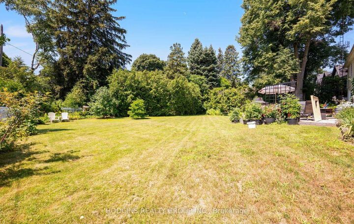 Property Photo: 1558 Broadmoor Avenue ON L5G 3V1