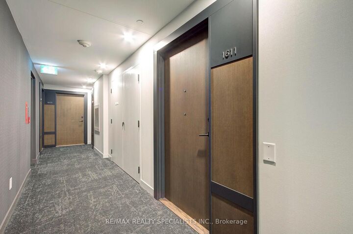 Property Photo:  4065 Confederation Parkway 1611  ON L5B 0L4 