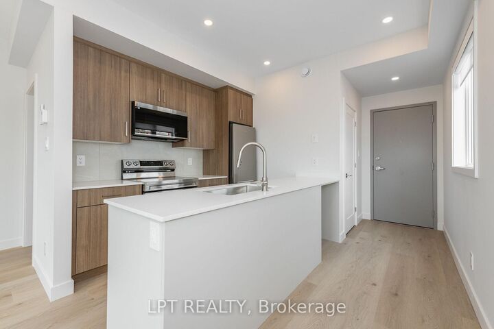 Property Photo:  249 Columbus Avenue 7  ON K1K 1P5 