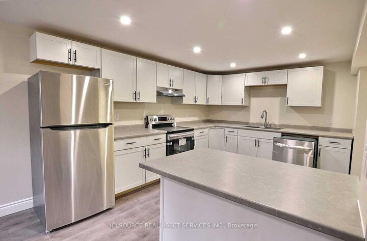 Property Photo: 68 Red Oak Drive Unit B ON L4N 9M5