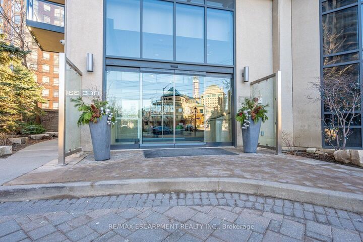 Property Photo:  330 Burnhamthorpe Road Ph5  ON L5B 0E1 