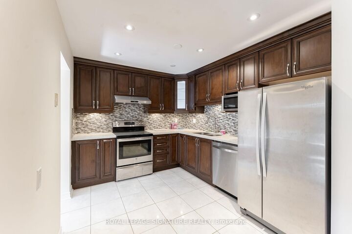 Property Photo:  2825 Gananoque Drive 40  ON L5N 1V6 