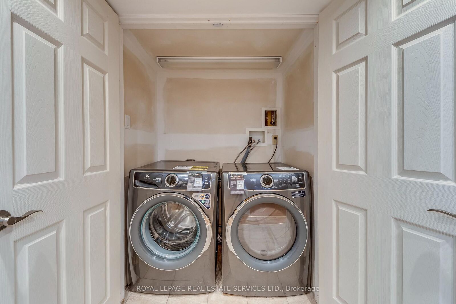 Property Photo: 3390 Chartrand Crescent ON L5L 4C4