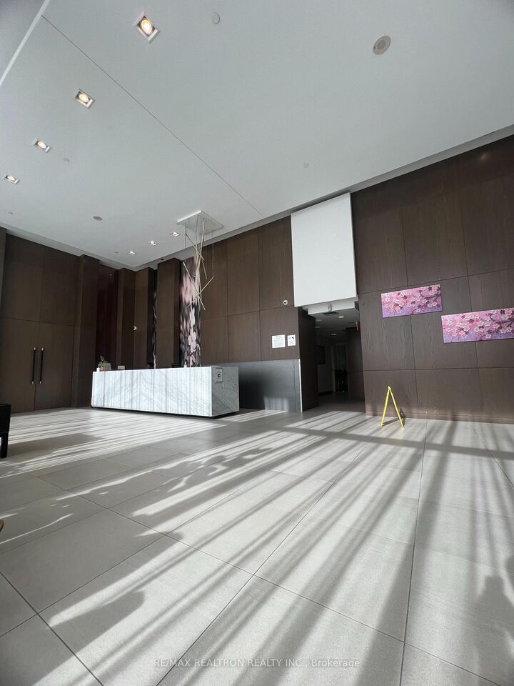 Property Photo:  121 McMahon Drive 3010  ON M2K 2X9 