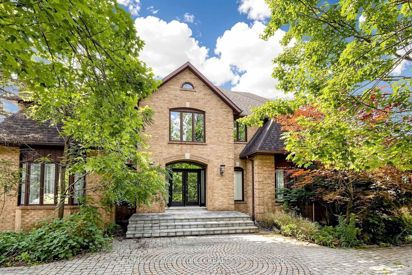 Property Photo: 27 Walnut Glen Place ON L6C 1A3