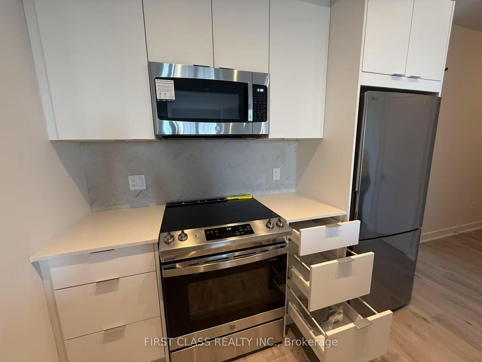 Property Photo: 430 Square One Drive 908 ON L5B 0L6