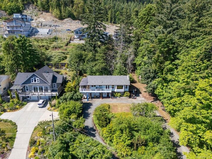 Property Photo: 422 Battie Dr BC V9G 1V4