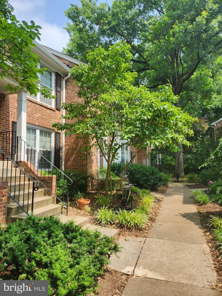 Property Photo:  2440 S Walter Reed Drive B  VA 22206 