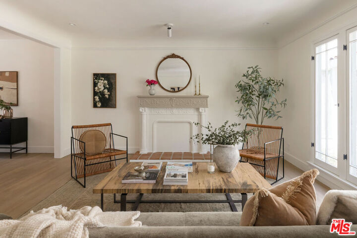 Property Photo: 617 1/2 N Sycamore Ave CA 90036