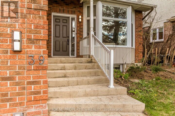Property Photo: 39 Huntings End Avenue ON K2M 1R2