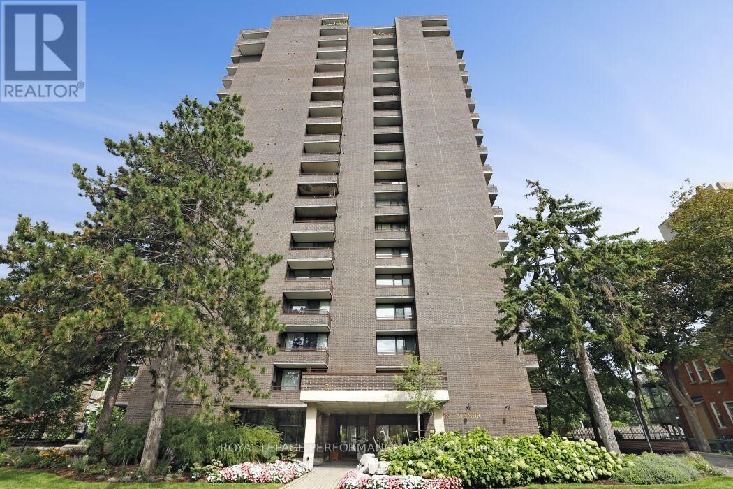 Property Photo:  71 Somerset Street West 1801  ON K2P 2G2 
