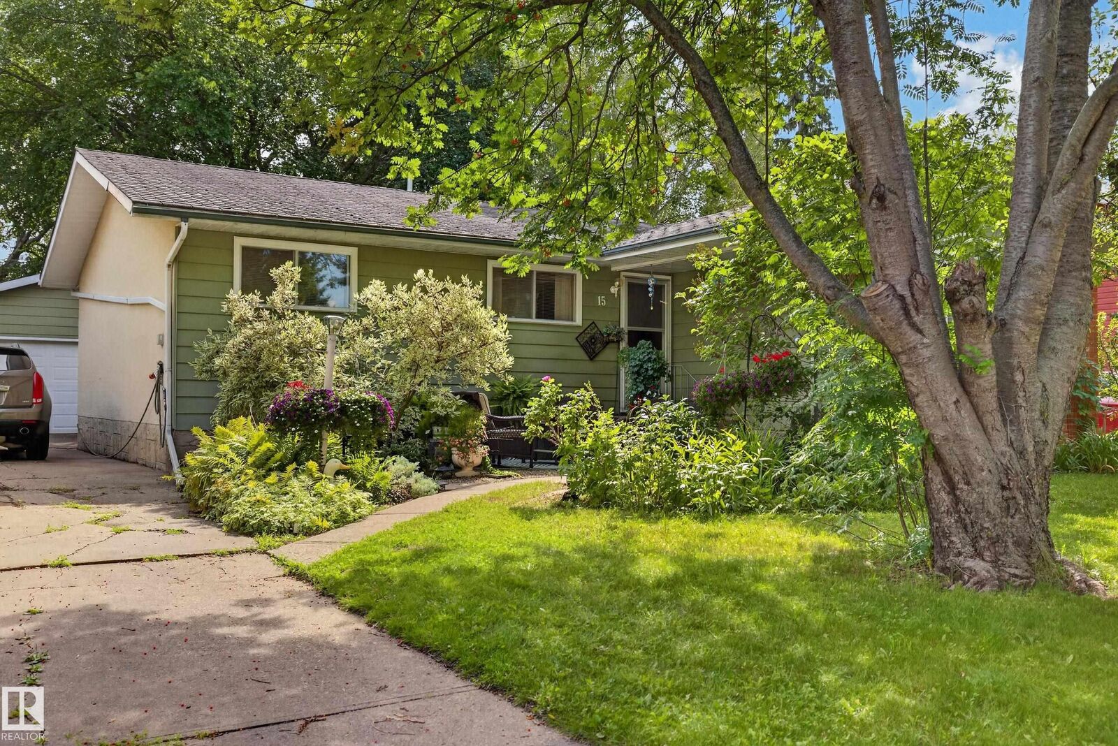 Property Photo: 15 Linwood Crescent AB T8N 1P6