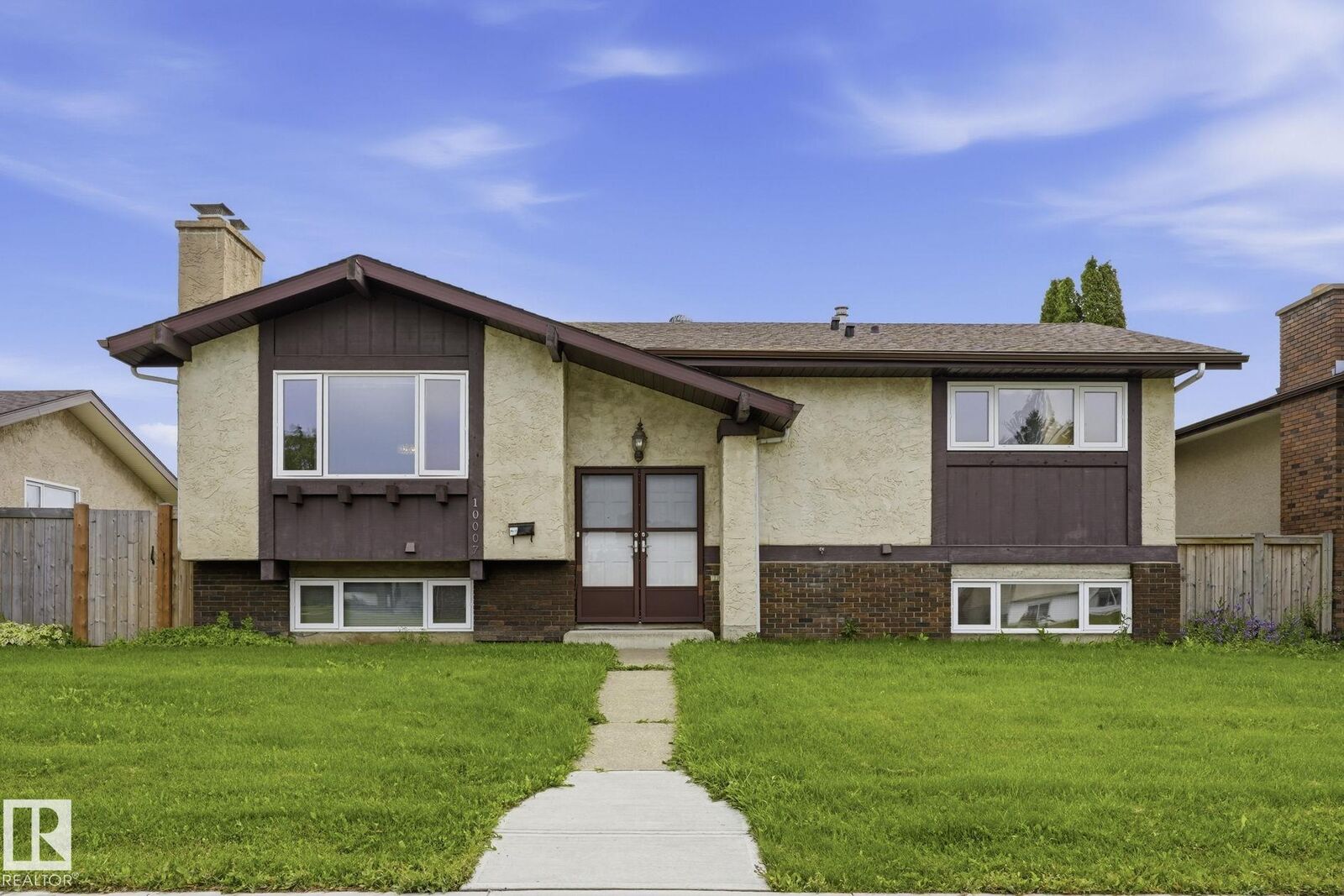 Property Photo:  10007 168 Avenue NW  AB T5X 2Z6 