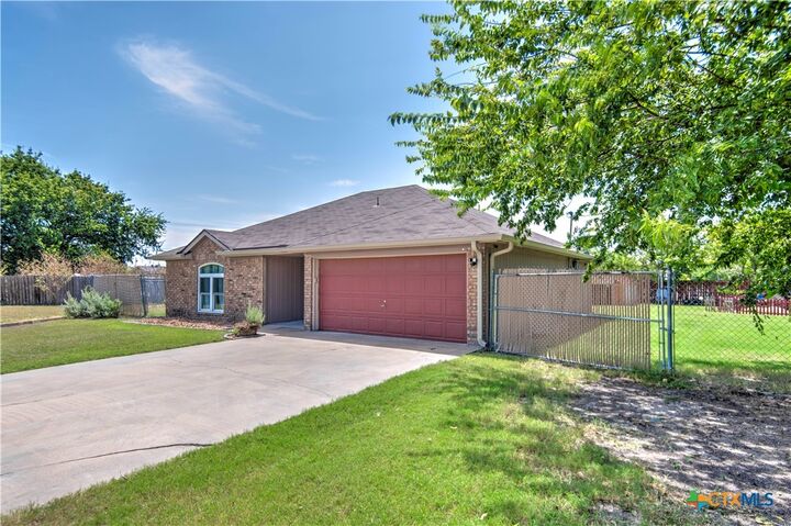 Property Photo: 2704 Poage Circle TX 76543